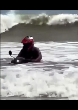 Homem protagoniza cena inustida e tenta entrar no mar pilotando uma moto; veja vídeo