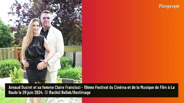 Arnaud Ducret, Franck Dubosc et Chloé Jouannet posent avec leurs moitiés : pluie de gestes tendres à La Baule