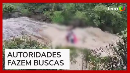 Vídeo mostra família ao ser arrastada por enchente na Índia