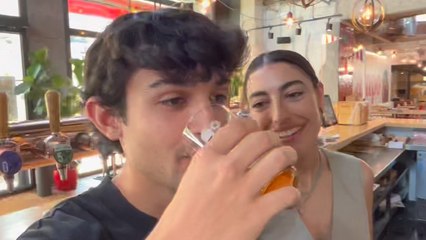 Esta es la manera definitiva de tirar la caña de cerveza perfecta: vaso fino y 45 grados de inclinación