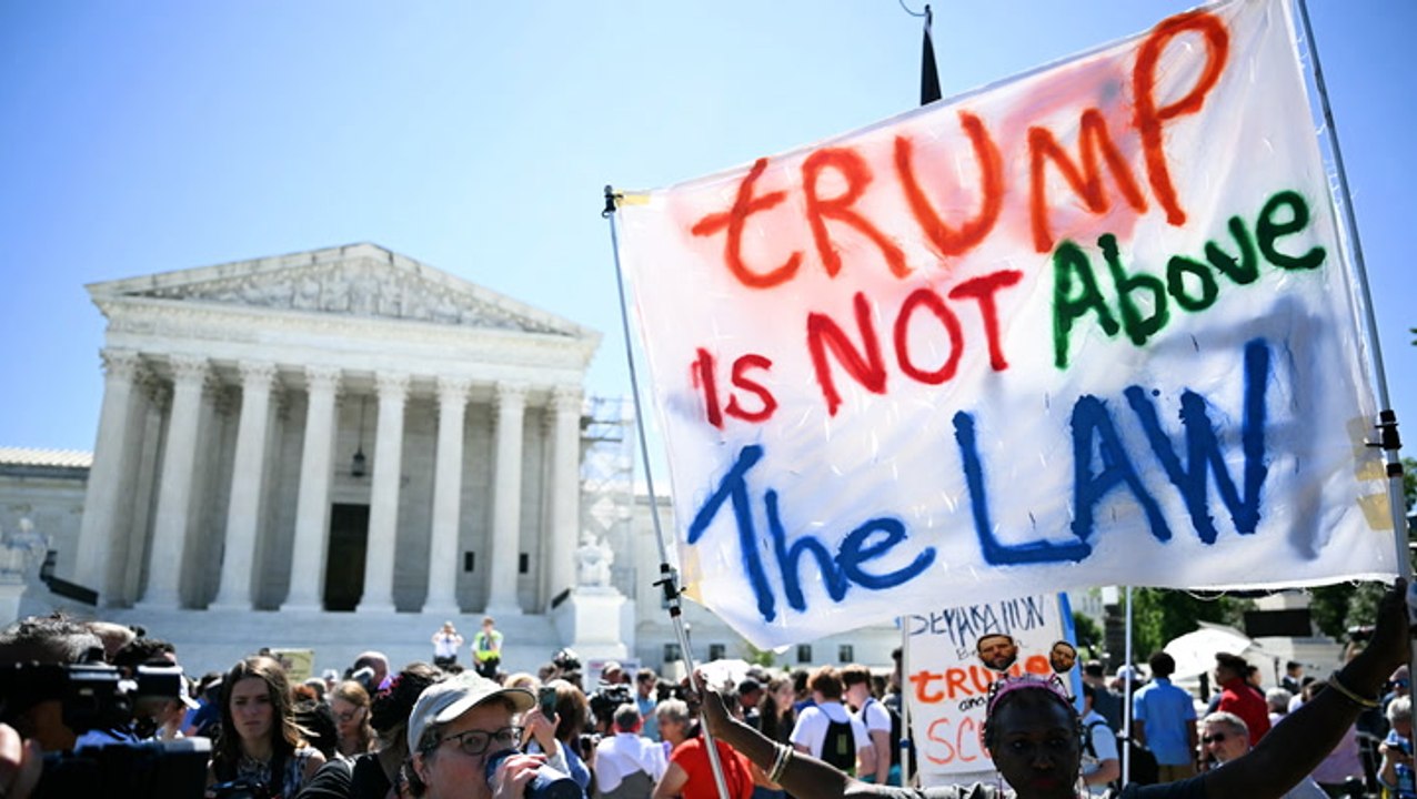 Trump is granted "absolute immunity" for official acts in Supreme Court ruling