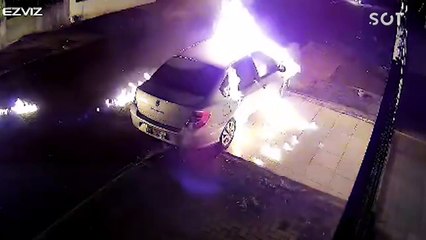 Carro é incendiado em crime premeditado na Vila C, em Foz do Iguaçu