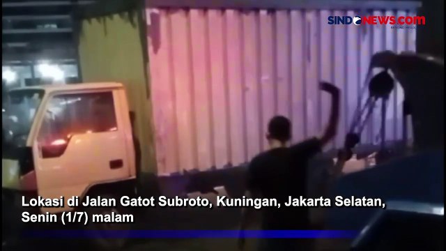 Diduga Sopir Mengantuk, Truk Boks Terguling Usai Tabrak Beton Pembatas TransJakarta di Jaksel