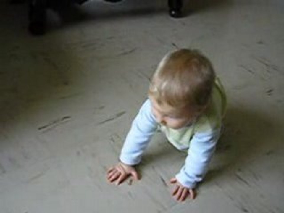 baptiste et ses premiers pas a 4 pattes