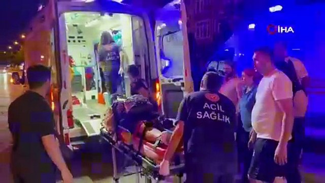 Motosiklet yayaların arasına daldı: 1'i ağır 3 yaralı