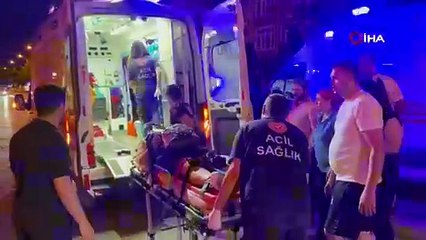 Motosiklet yayaların arasına daldı: 1'i ağır 3 yaralı