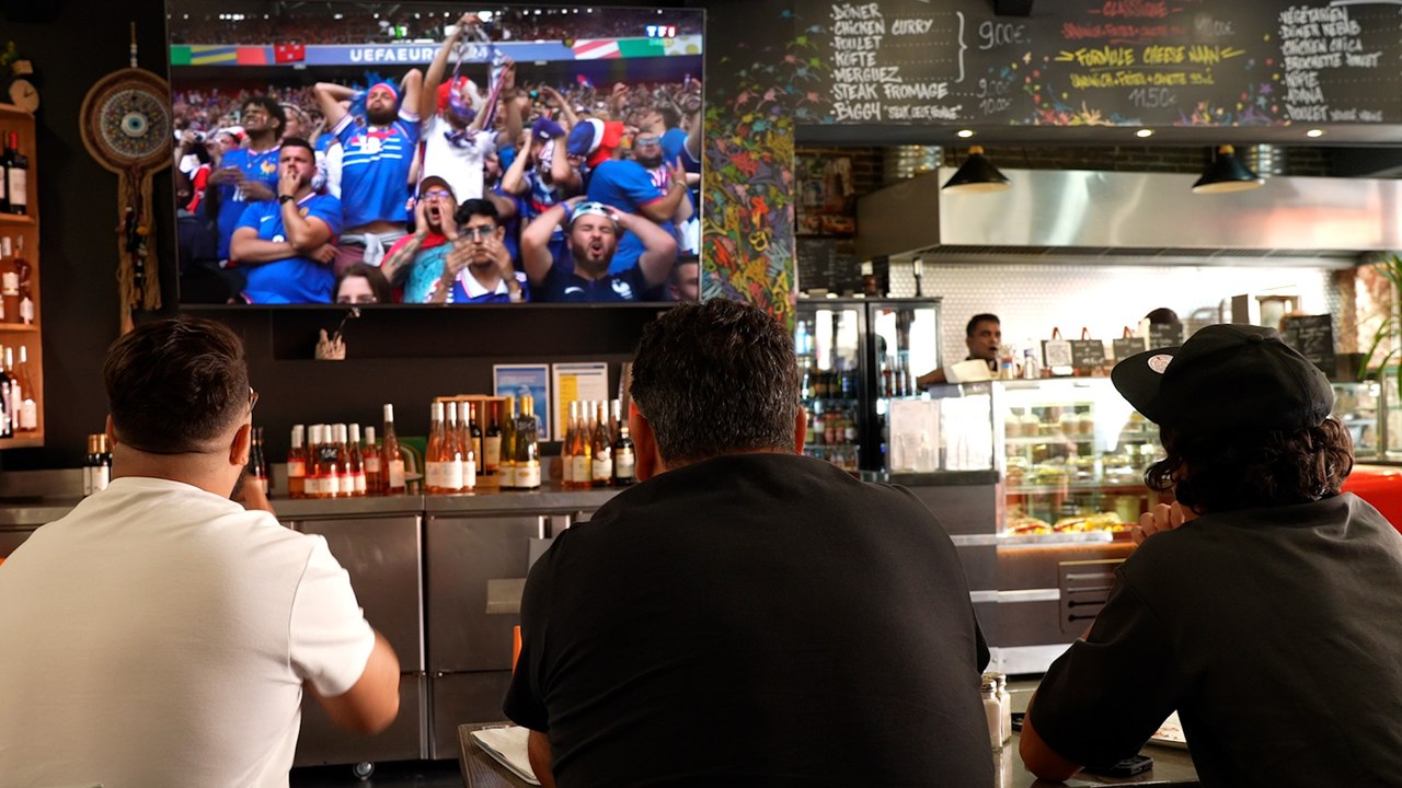 Soirée foot-kebab pour le match des Bleus : « Une bouffée d’air » dans l'entre-deux tours