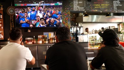 Soirée foot-kebab pour le match des Bleus : « Une bouffée d’air » dans l'entre-deux tours