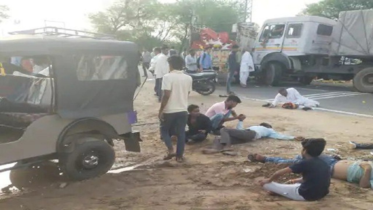 जयपुर में सड़क हादसा: ओवरटेक और भिड़ गए तीन वाहन, सड़क पर बिछ गईं लाशें, वीडियो में देखें खौफनाक मंजर