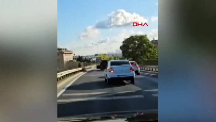 Beykoz'da iki kapısı açık ilerleyen araç sürücüsü tehlikeye davetiye çıkardı