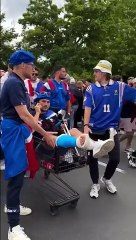 Belle solidarité entre supporters Français