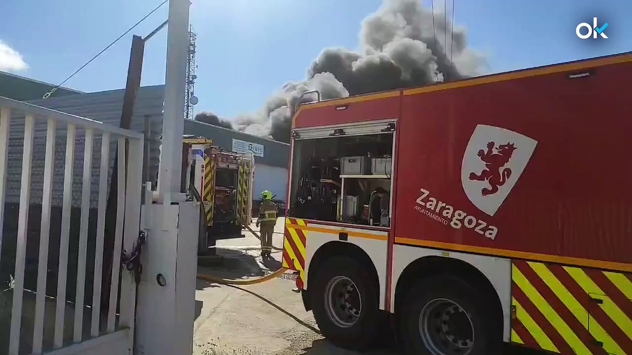 Alerta en Zaragoza un aparatoso incendio provoca una gran columna de humo en el polígono de Malpica