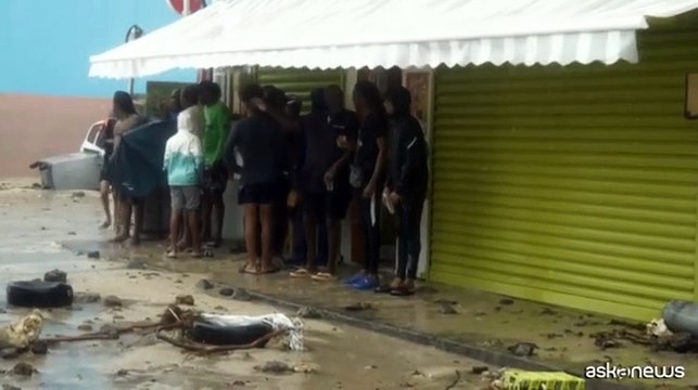 L'uragano Beryl colpisce i caraibi con venti a 220 km/h