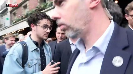 Regardez Gabriel Attal interpellé à Paris par un étudiant : "Vous n'êtes pas capable de donner une consigne de vote claire"