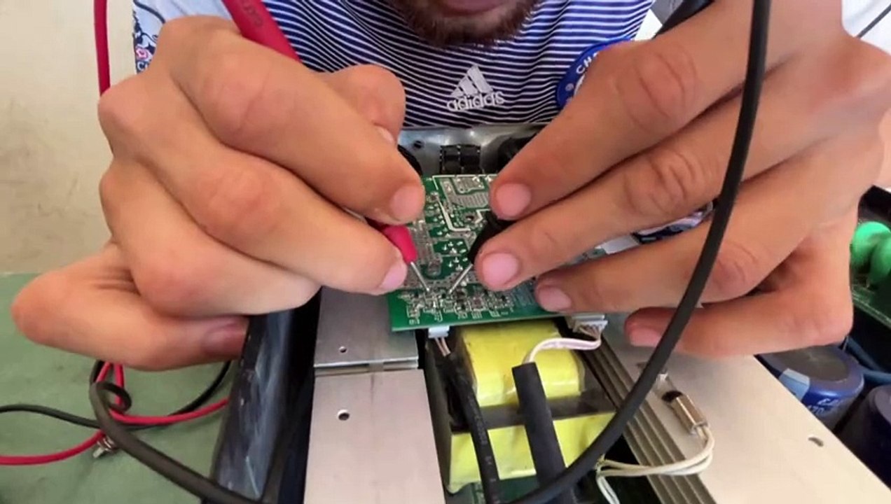 Palästinenser in Gaza setzen auf Solarstrom - und reparieren Module