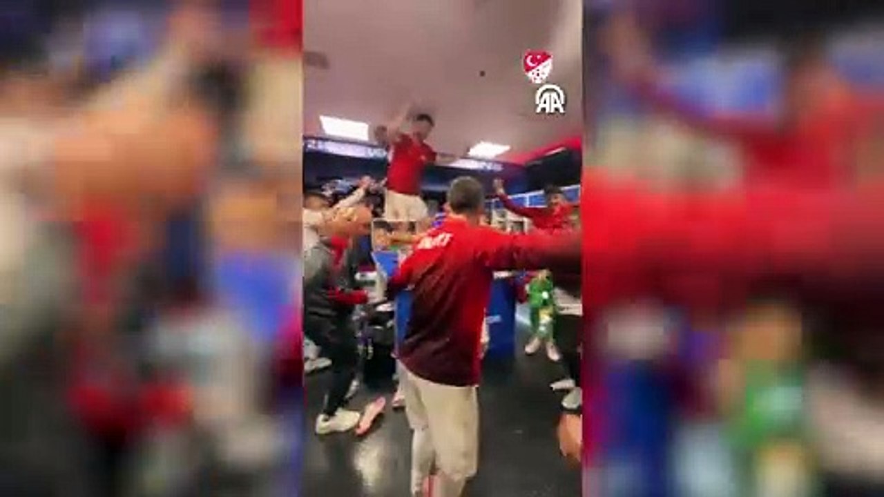 Milli futbolcular Avusturya galibiyetini soyunma odasında kutladı