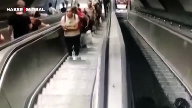 İzmir Metrosu'nda yürüyen merdiven bir anda ters yöne hareket etti, üzerindeki herkes böyle düştü
