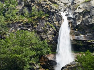 Norditalien: Kleiner Wasserfall wird zum reißenden Fluss