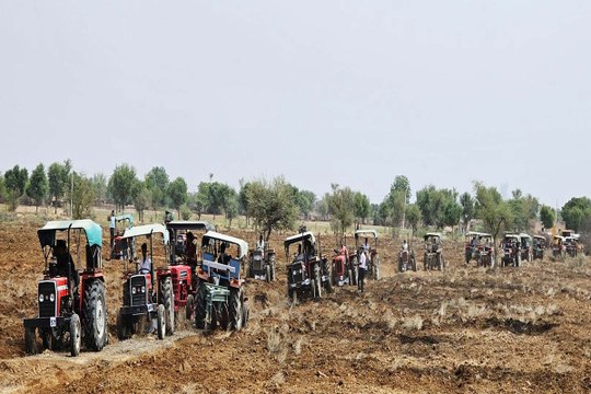ट्रेलर व लग्जरी कार की भिड़ंत में कार सवार दो युवकों की मौत