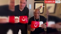 Mike Tyson, imzaladığı ay-yıldızlı boks eldivenini A Milli Takım'a armağan etti
