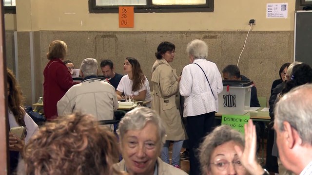 Un juzgado amnistía a los 46 policías investigados por las cargas del 1-O en Barcelona