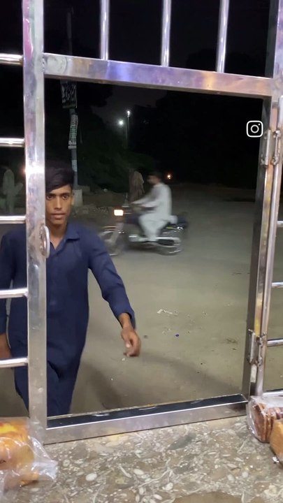 Kahn sy aty hain ye log
