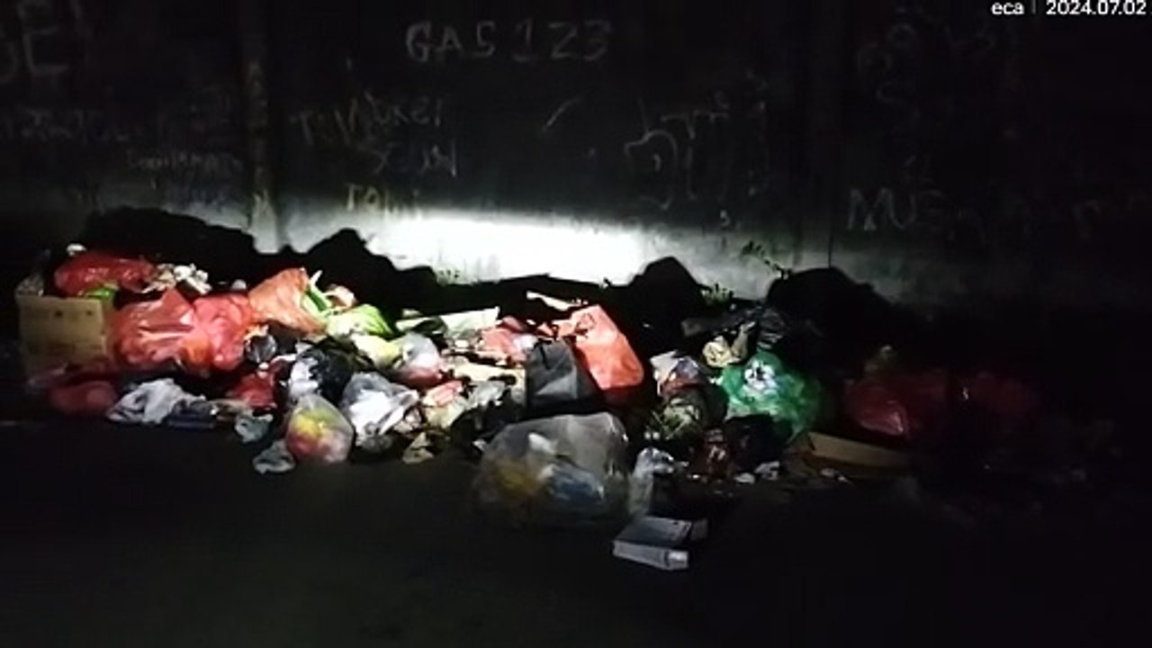 Tumpukan Sampah di Jalan Graha Youtefa Promnas Meresahkan