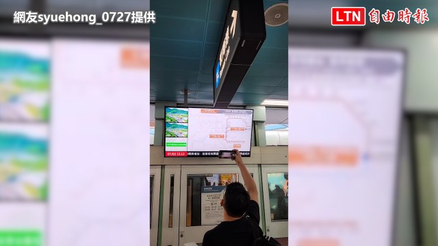 北捷文湖線號誌異常落雷害的？民眾受困斷電車廂畫面曝(網友syuehong_0727提供)