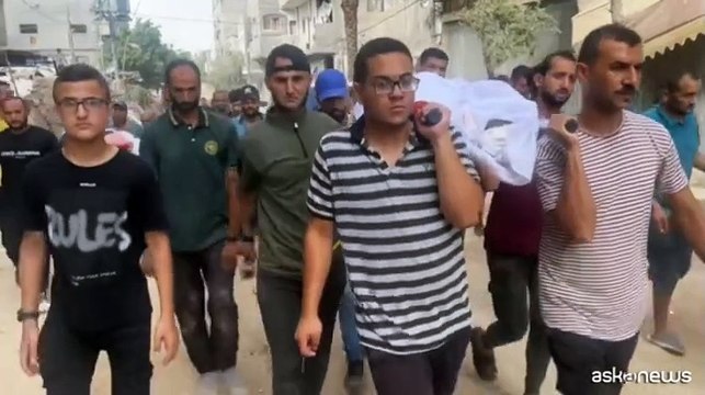 Gaza, si recuperano dei corpi tra le macerie dopo un raid israeliano