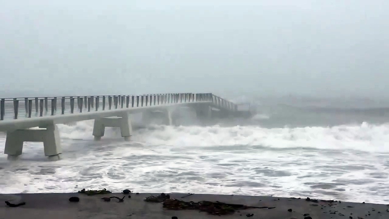 #HurricaneBeryl toca tierra como una amenaza mortal de categoría 4.  #Inundaciones por marejada ciclónica en Carenage, Saint George's, #Granada, debido al huracán #Beryl.