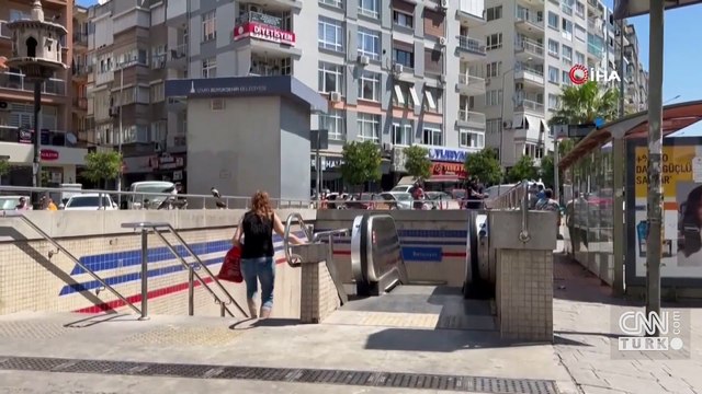 Yer: İzmir... Yürüyen merdiven kazası kamerada!