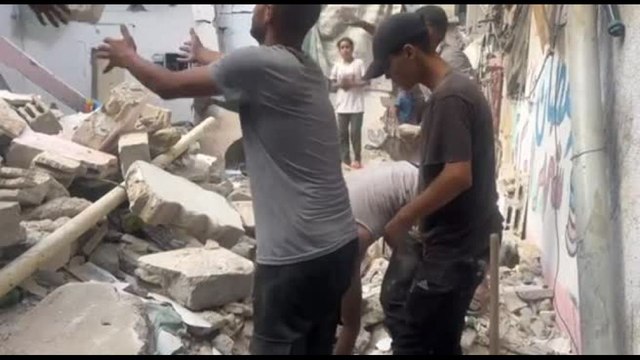 Gaza, si recuperano dei corpi tra le macerie dopo un raid israeliano