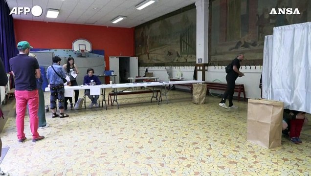 Aperti i seggi in Francia per il primo turno delle legislative