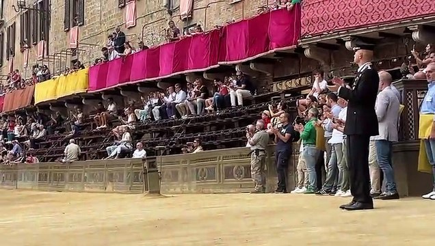 Palio di Siena, l'attesa: ecco la fanfara dei carabinieri in piazza del Campo