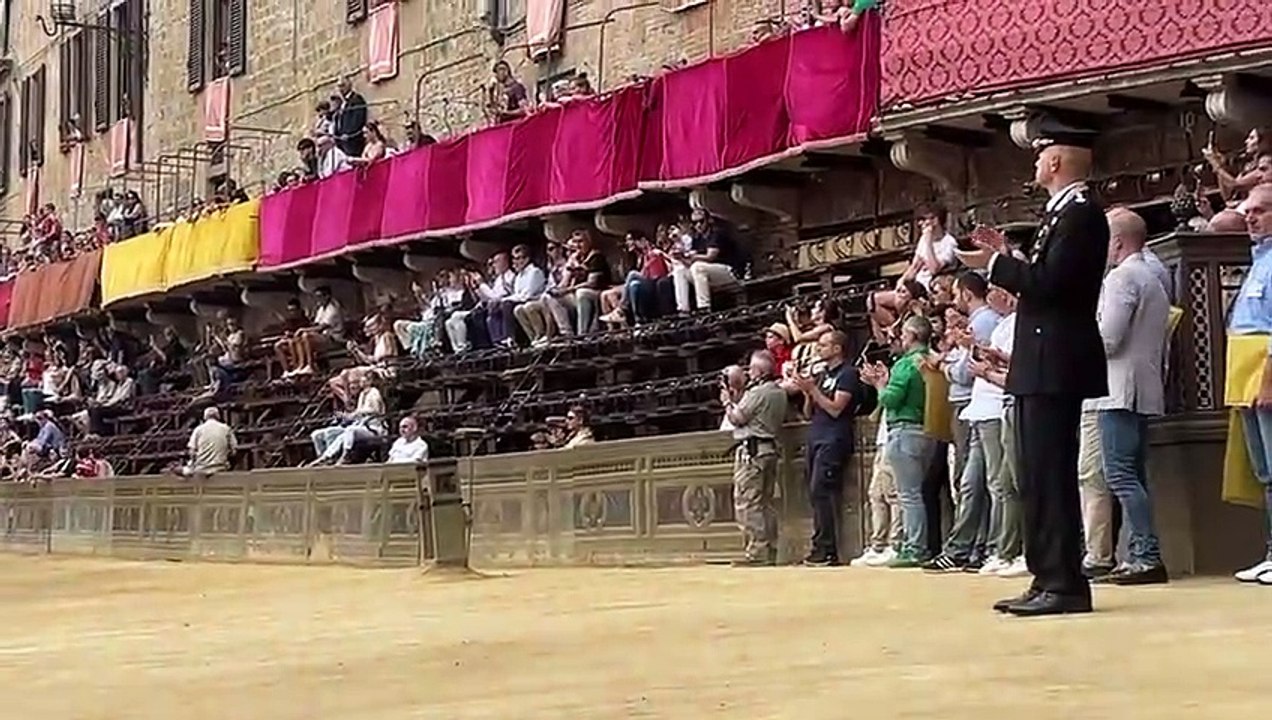 Palio di Siena, l'attesa: ecco la fanfara dei carabinieri in piazza del Campo