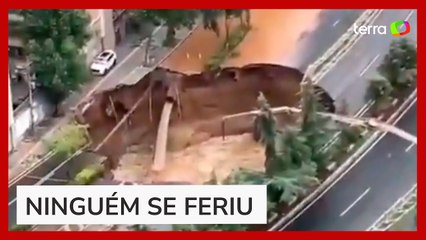 Enorme buraco se abre em estrada devido a incidente em construção de metrô na China