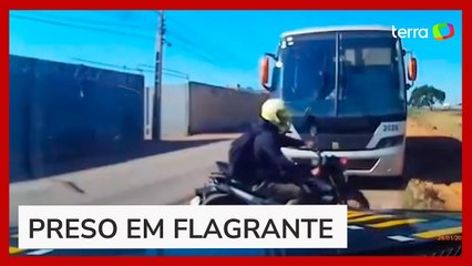 Motociclista invade rodovia na contramão em alta velocidade em fuga