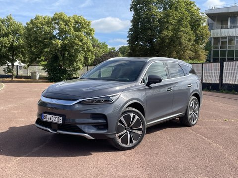 Le BYD Tang fait de l'oeil aux familles huppées