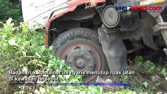 Hilang Kendali, Truk Kontainer Terperosok ke dalam Kolong Jembatan Tol di Cakung