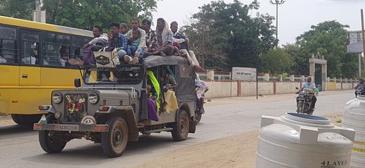 बेरोकटोक दौड़ रहे ओवरलोड वाहन, जान की जोखिम से लोग अनजान