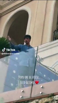 Ultimo stremato dal troppo amore dei fan, sbotta dalla finestra dell’hotel