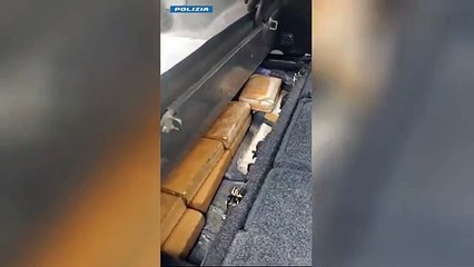 Il video del carico di cocaina trovato a Bologna nel doppiofondo di un'auto: «Vale un milione di euro»
