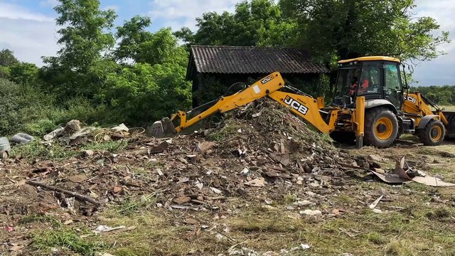 La décharge sauvage des Volons en cours d'évacuation