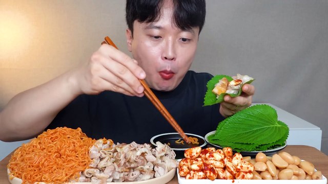 Spicy Noodles Pork belly Garlic Kimchi ASMR MUKBANG EATING SHOW