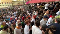 Palio rinviato per pioggia, la fuga da piazza del Campo