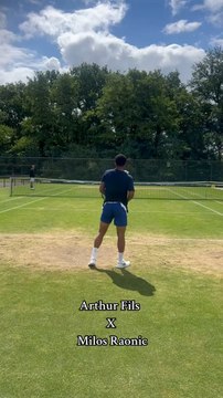 Arthur Fils à l’échauffement avec Milos Raonic