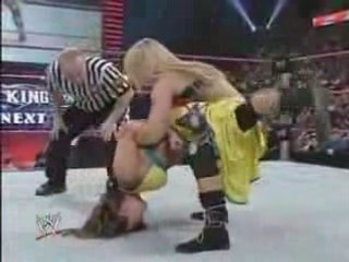 Mickie James vs Beth Phoenix
