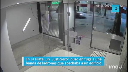 En La Plata, un "justiciero" puso en fuga a una banda de ladrones que acechaba a un edificio