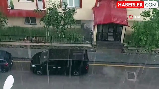 Erzurum'u şiddetli sağanak vurdu! Yolları sel götürdü, evleri su bastı