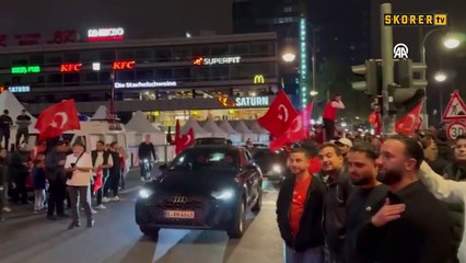 Berlin'de Türk vatandaşlardan galibiyet kutlaması